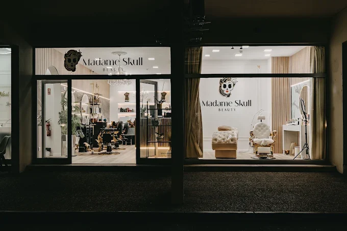 Fachada da Madame Skull Beauty iluminada à noite nos Piornais, Funchal